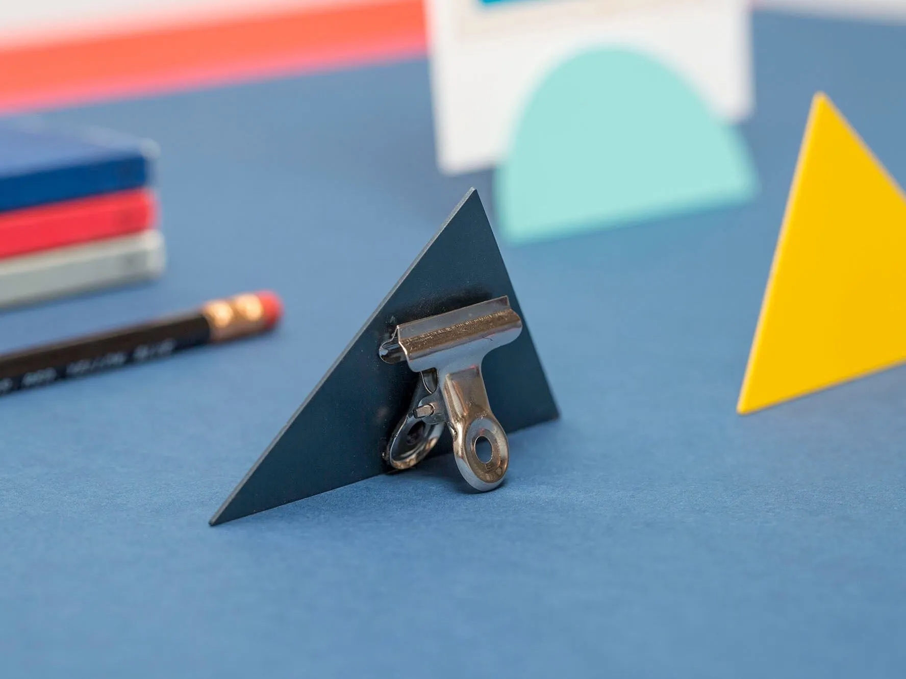 Geometric photo clip - dark grey triangle